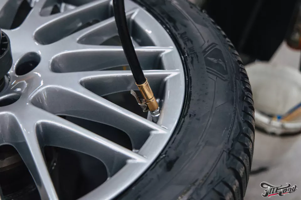 Окраска дисков и фирменный шиномонтаж на стендах Hunter для Porsche Cayenne. История о том, как мы заменили покрышку с высокой силовой неоднородностью